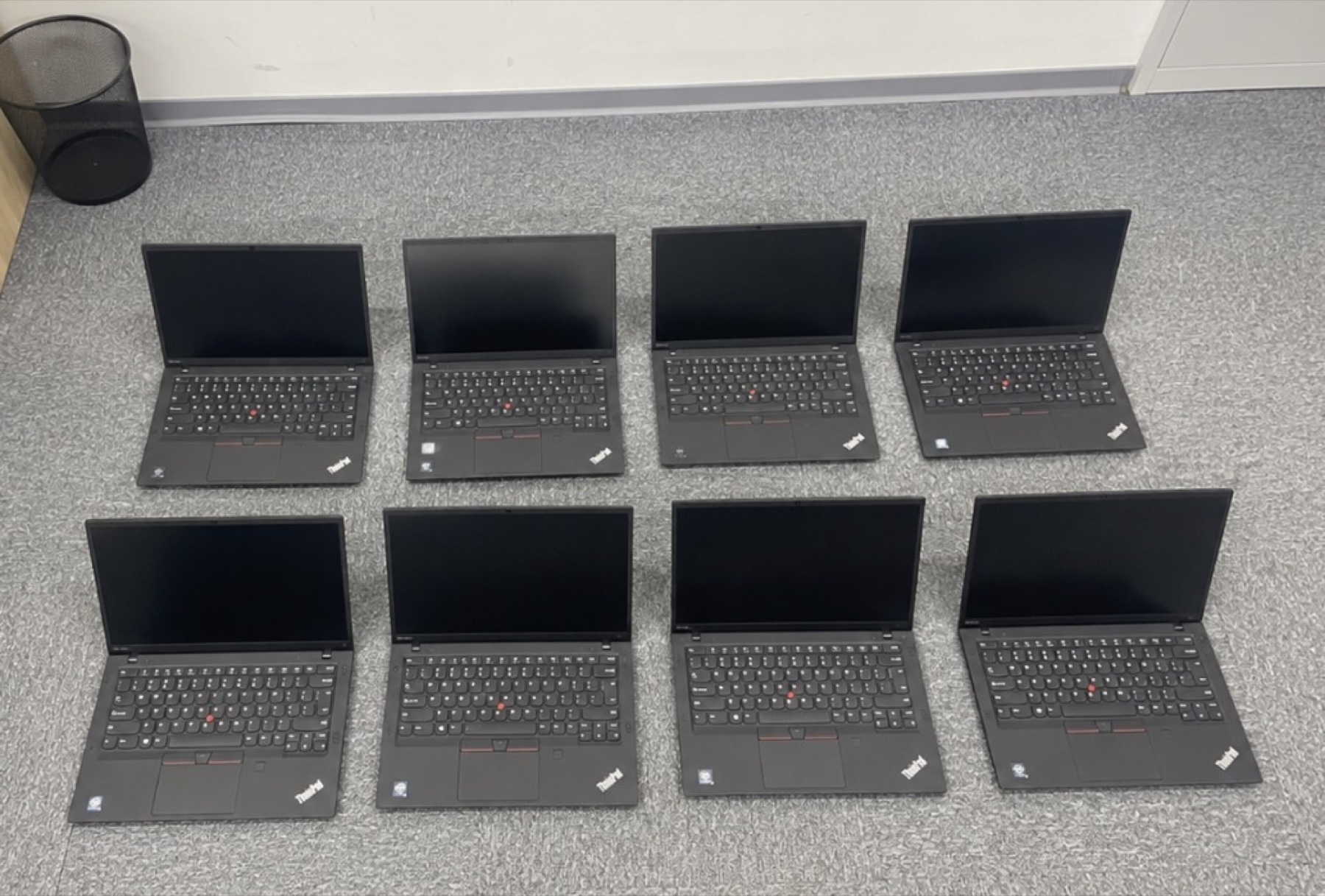 地面上整齊排列的關機 ThinkPad
