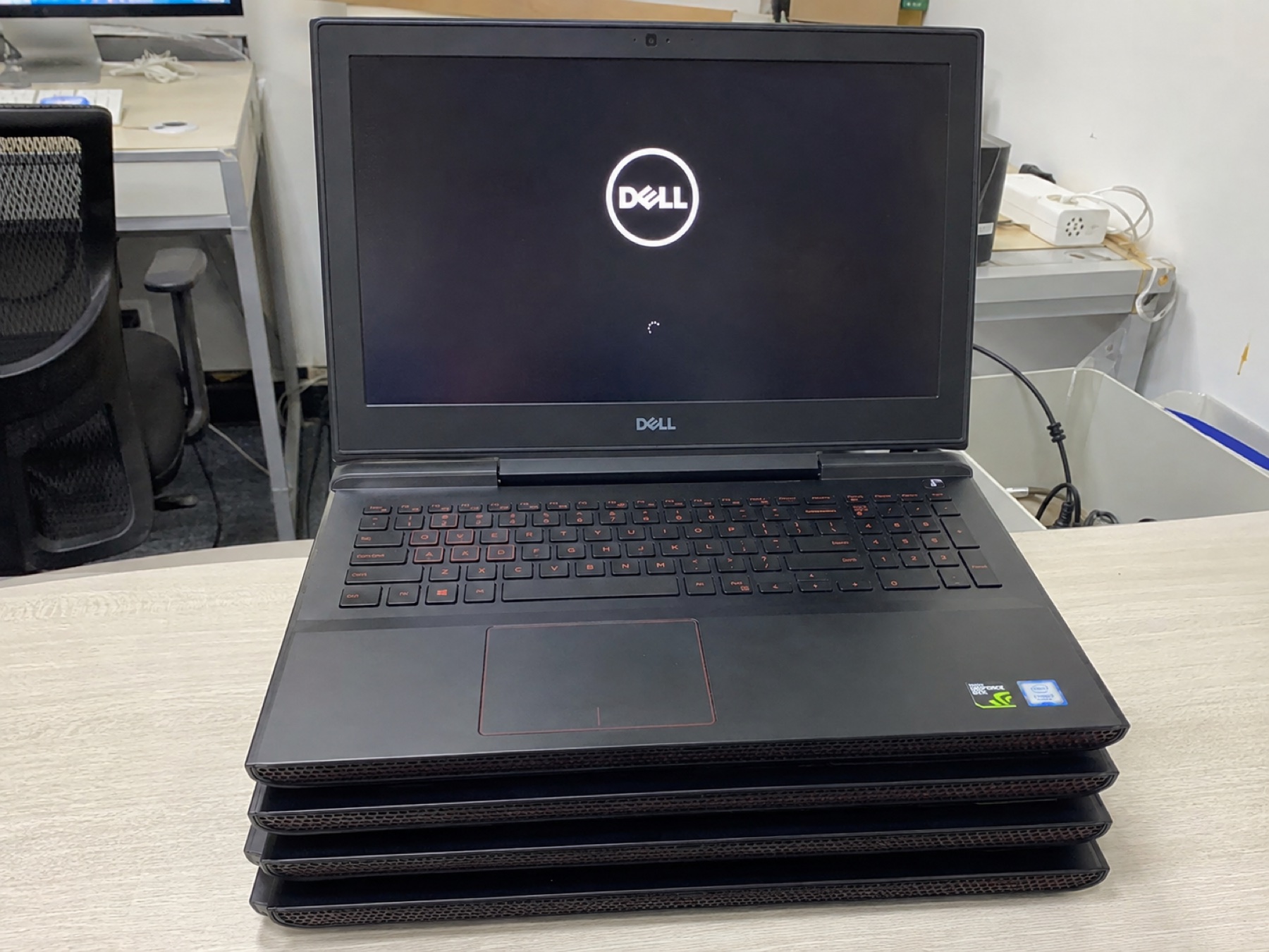 亮起 Dell 開機標誌的手提電腦