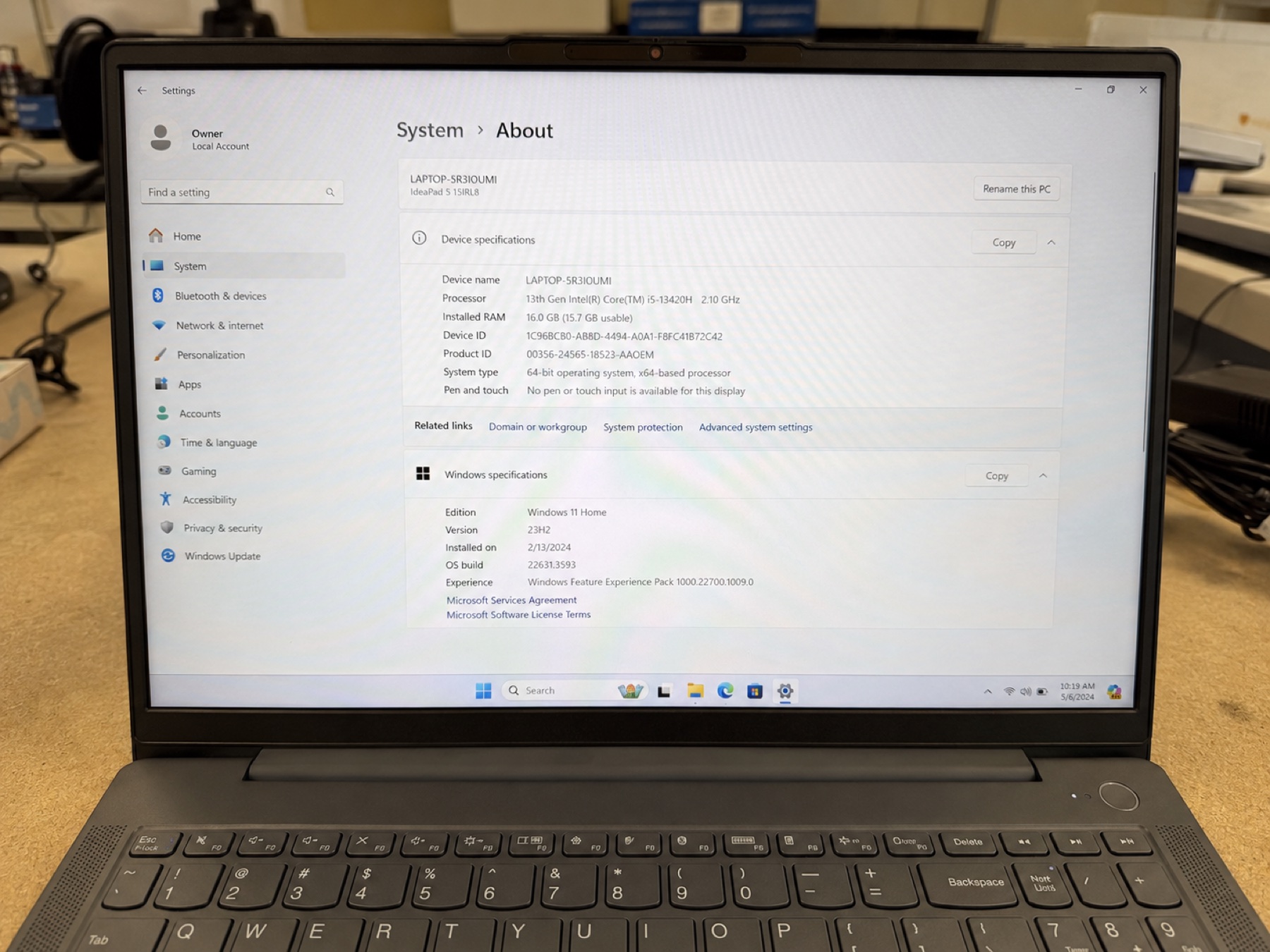 已開機並顯示 Windows 系統資料的手提電腦