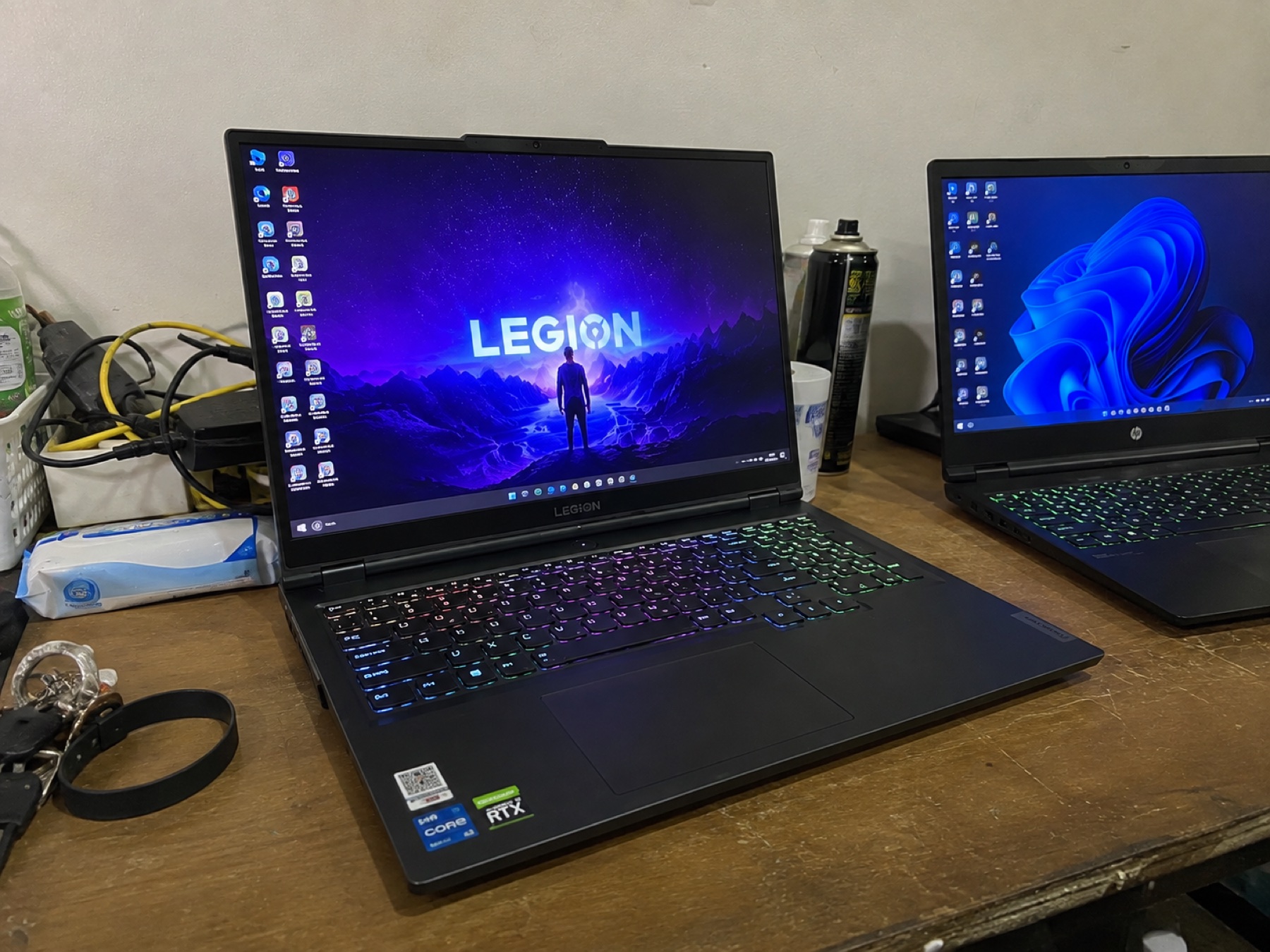 亮屏運行中的 Legion 與 HP 手提電腦